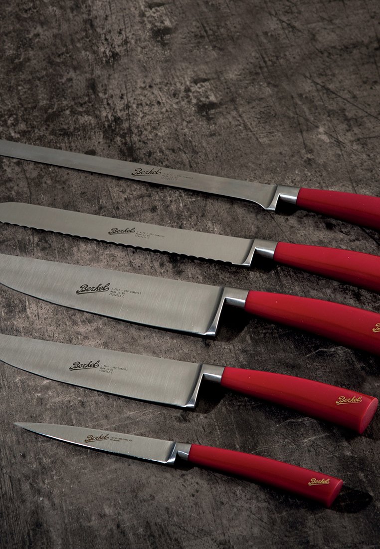 Set aus fünf Küchenmessern mit Klingen aus rostfreiem Stahl und roten Gummigriffen. Enthält verschiedene Klingenformen und -größen für vielseitigen Einsatz.