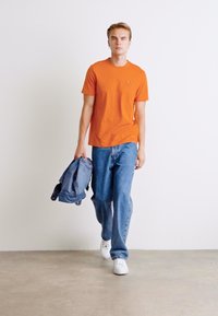 Tommy Hilfiger STACK TEE - T-shirt basic - bonfire orange