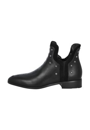 Botines de cuero negro hasta el tobillo con paneles laterales elásticos, punta afilada y detalles de tachuelas plateadas en la parte superior. Suela de goma plana.