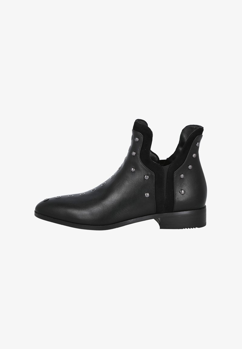 Botines de cuero negro hasta el tobillo con paneles laterales elásticos, punta afilada y detalles de tachuelas plateadas en la parte superior. Suela de goma plana.
