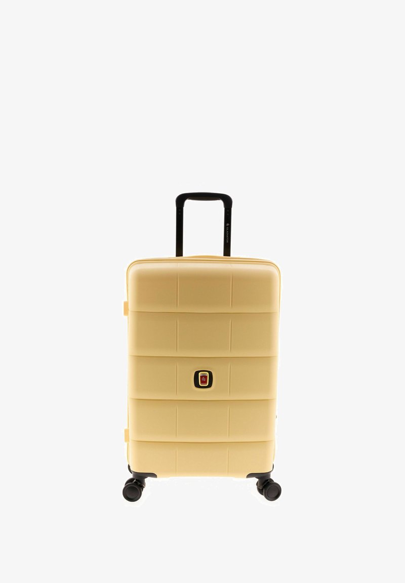 Maleta rígida de color amarillo pálido con diseño segmentado, un mango empotrado y cuatro ruedas negras para mayor movilidad. Incluye un mecanismo de cierre.