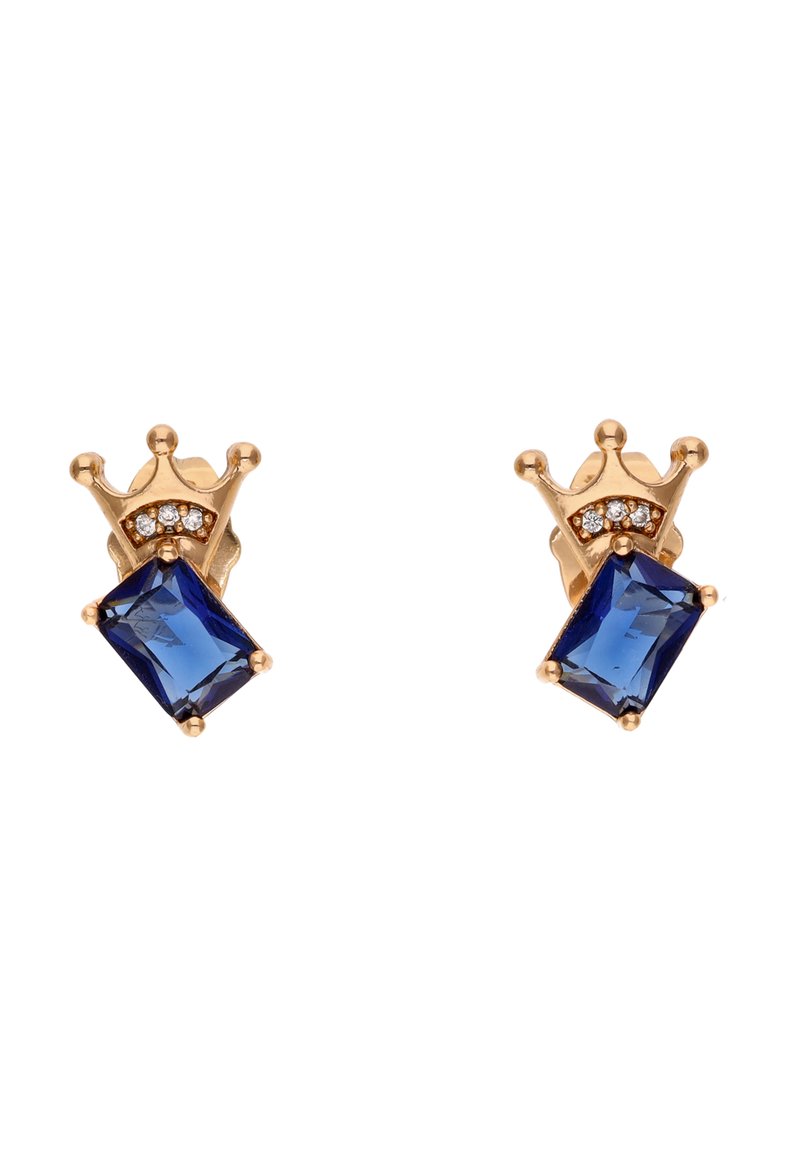 Zlatne naušnice s malim krunama koje sadrže tri bijela kamena i pravokutne plave dragulje postavljene ispod svake krune.