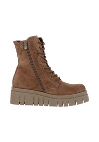 Botas de tobillo de ante marrón con cordones y cremallera lateral, suela de plataforma gruesa y detalles de costura reforzada en la parte superior.