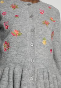Szary dzianinowy kardigan z kolorową, kwiatową haftowaną dekoracją, okrągłym dekoltem, zapinany na guziki z przodu, o fakturze prążkowanej z plisowanym detalem na dole.