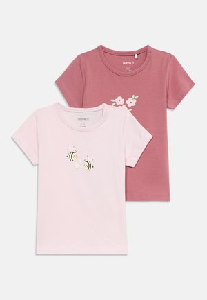 Σετ με δύο παιδικά T-shirts με κοντό μανίκι, ένα ανοιχτό ροζ με σχέδια μελισσών και ένα σε χρώμα ξεθωριασμένο ροζ με λευκά λουλούδια.
