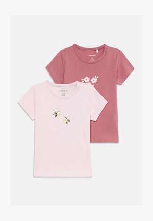 Zestaw dwóch krótkich dziecięcych T-shirtów, jeden jasnoróżowy z nadrukiem pszczół, drugi w kolorze piaskowej róży z białymi kwiatowymi nadrukami.