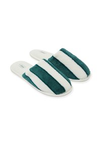 Błękitno-białe kapcie w paski o miękkiej, pluszowej teksturze i otwartym tylnym wzorze, z białą podeszwą i wyściełanym wnętrzem.