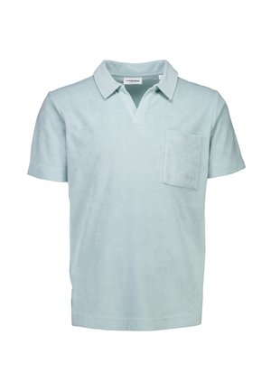 Hellblaues Polohemd mit kurzen Ärmeln aus strukturiertem Stoff, mit Kragen und einer linken Brusttasche. Schlichtes Design.