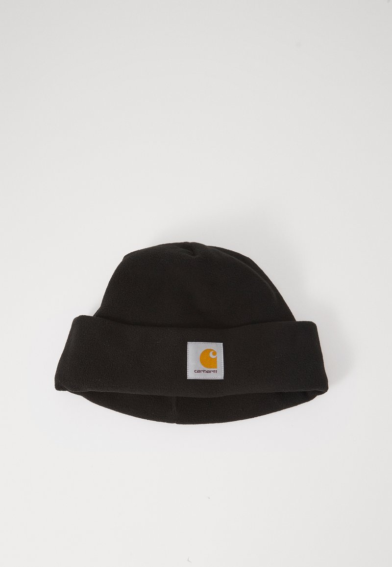 Berretto in pile nero con risvolto. Presenta una toppa quadrata con un design arancione e il testo "Carhartt" in bianco su sfondo grigio.