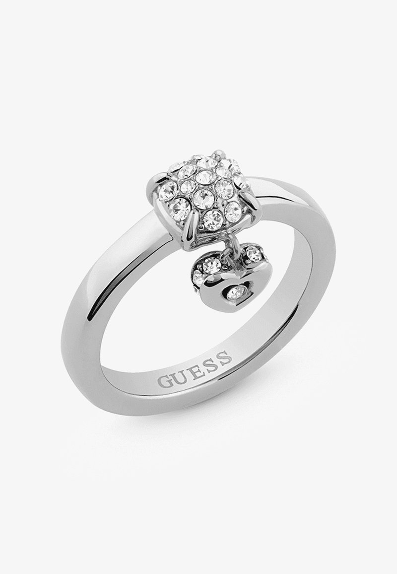 Anello d'argento con un gruppo di cristalli trasparenti a forma quadrata, impreziosito da un ciondolo a forma di cuore e con nome del marchio inciso.