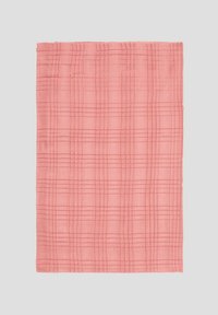 Roze katoenen deken met een gestuurd rasterpatroon, uitgevoerd in zacht materiaal en afgewerkte randen. Formaat en vorm zijn rechthoekig.