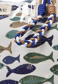 Bolsa de lona con un patrón de peces en azul, verde y marrón, con una correa trenzada en colores contrastantes. Superficie texturizada y material duradero.