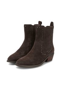 Botines de ante marrón con acentos de tachuelas, paneles laterales elásticos, puntera afilada y un tacón bajo apilado. Diseño texturizado distintivo.