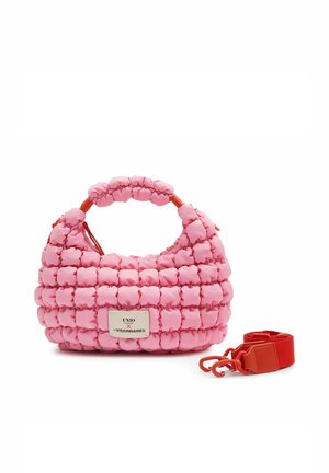 Rosa gesteppte Handtasche mit aufgepolsterter Textur und kurzem Griff, einem beigen Markenlabel und einem abnehmbaren roten Schulterriemen daneben.