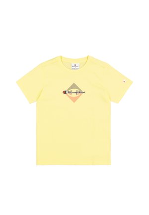 Camiseta de algodón amarilla de manga corta, con un diseño gráfico en rojo, negro y gris en el centro y un logo en la manga.