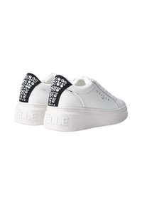 Sneaker platform bianche in pelle, con un inserto sul tallone decorato con strass neri, caratterizzate da una suola testurizzata e logo sul lato.