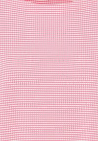 Rosa Textil mit einem geometrischen Muster aus miteinander verbundenen Rauten. Die Oberfläche ist glatt mit einem leichten Glanz und besteht aus verschiedenen Rosatönen.