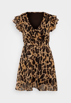 Vestido con estampado de leopardo en tejido ligero y transparente. Escote en V, cortas mangas con volantes, cintura ceñida y falda fluida. Colores marrón y negro.