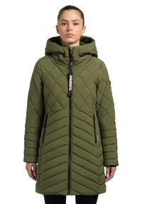 Giacca trapuntata verde con cappuccio, caratterizzata da cuciture diagonali, cerniere nere e tasche frontali. Il tessuto sembra essere strutturato e leggero.