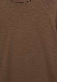 Brun sweatshirt med tekstureret stof, rund halsudskæring og raglanærmer for en afslappet pasform. Minimalistisk design med diskret farvevariation.