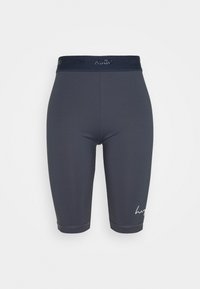 Šortky Hugo sportovní módy v tmavě šedé barvě, vyrobené z elastického materiálu. Mají elastický pas s logem a bílé logo na lemu.