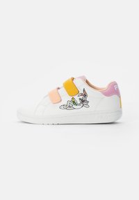 Sneaker bianco con una superficie liscia, dotata di cinturini in Velcro gialli e rosa e una grafica di Bugs Bunny. Logo del marchio sul tallone.