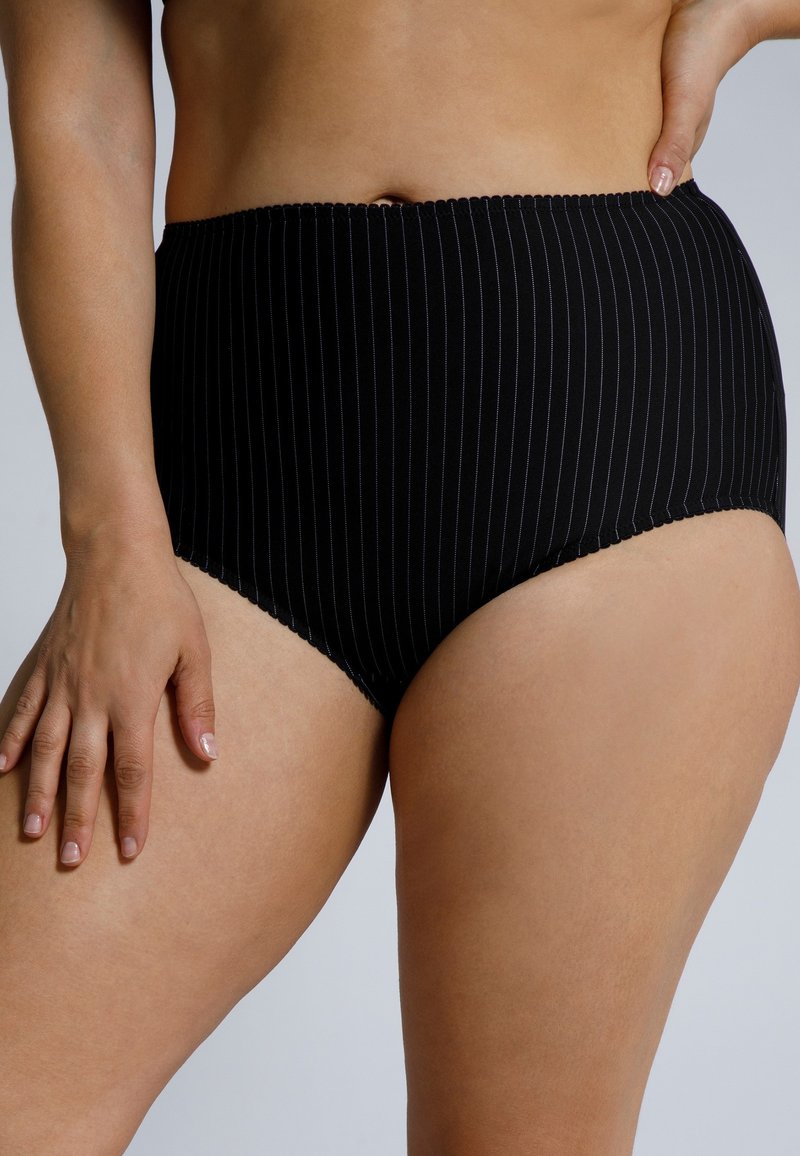 Zwarte zwemonderdelen met hoge taille en witte verticale strepen, gemaakt van zachte stof, met een elastische tailleband en gegolfde beenopeningen.