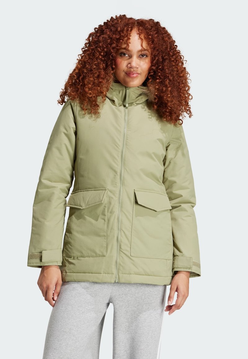 Olivově zelená prošívaná bunda se zipem, vysokým límcem a dvěma předními kapsami. Vyrobena z hladkého, odolného materiálu s mírně lesklým povrchem.