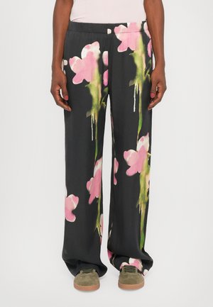 Zwarte wijde broek van stof met een bloemmotief in roze en groen. Voorzien van een elastische tailleband en een zachte textuur.