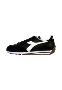 Scarpa sportiva nera con accenti bianchi, caratterizzata da una tomaia in suede e sintetico, chiusura con lacci e una suola in gomma testurizzata.