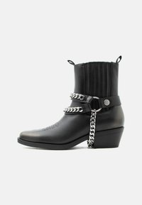 Vald, black