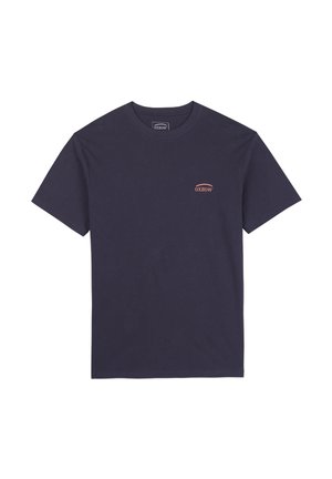 T-shirt bleu marine en coton, arborant un petit logo rouge sur la zone gauche de la poitrine et une encolure ras du cou classique avec des manches courtes.