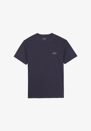 T-shirt bleu marine en coton, arborant un petit logo rouge sur la zone gauche de la poitrine et une encolure ras du cou classique avec des manches courtes.