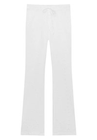 Pantalon blanc léger avec un design évasé, comprenant des motifs décoratifs en œillets et une taille élastique avec cordon de serrage.