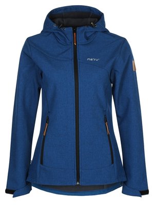 Osoba ubrana w niebieską kurtkę z kapturem, szarą bluzę, czarne spodnie i czarne buty turystyczne, stojąca na jednolitym tle.