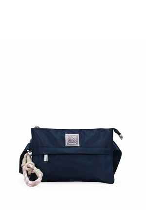 Bolso bandolera azul marino con bolsillo frontal con cremallera, parche con el logo de Bosanova y llavero de cuerda en rosa y beige adjunto sobre fondo blanco.