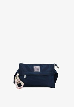 Bolso bandolera azul marino con bolsillo frontal con cremallera, parche con el logo de Bosanova y llavero de cuerda en rosa y beige adjunto sobre fondo blanco.