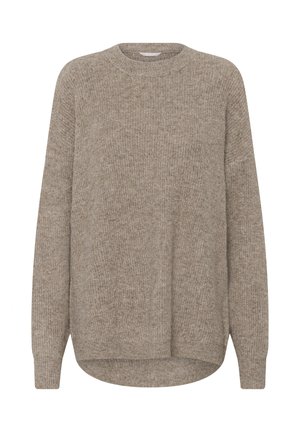 Hnedý rebrovaný pletený sveter s dlhými rukávmi a zaobleným spodným okrajom, ktorý má okrúhly výstrih a jemnú, útulnú textúru.