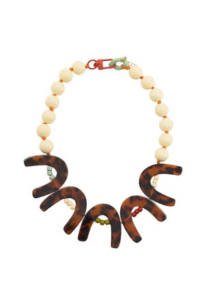 Naszyjnik z wisiorkiem z akrylu w kolorze tortoise, z kremowymi koralikami, małymi kolorowymi akcentami i czerwonym zapięciem. Krzywizna w kształcie z naprzemiennymi wzorami.