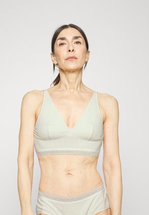 Bralette verde-claro com nervuras e design em V. Apresenta rendas na banda e uma textura suave para conforto.