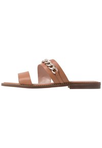 Sandales en cuir marron avec deux larges lanières et un accent en chaîne métallique. Semelle plate avec des détails de couture contrastants.