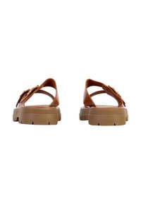 Sandales en cuir marron avec semelles épaisses beige et brides réglables avec boucle dorée, vues de dos sur fond blanc.