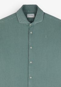 Groene overhemd met knopen, gemaakt van zacht materiaal, met een kraag, witte knopen en een geborduurd logo op de linkerkant van de borst.