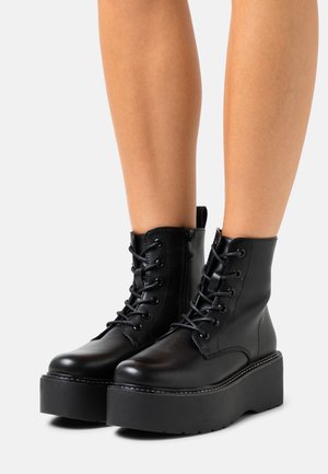 Enkellaarsjes met plateauzool - black