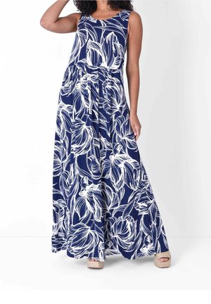 Maxi šaty mají tmavě modrou látku ozdobenou bílými květinovými vzory, výstřih do lodičky, bez rukávů a řasený pas pro volný pád.