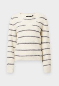 Pull en tricot crème avec des rayures horizontales grises, encolure en V, manches longues et poignets côtelés pour une texture et un ajustement. 