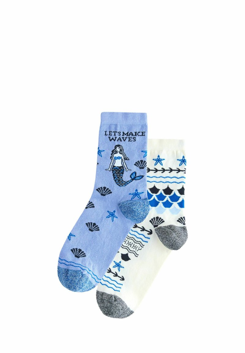 Două perechi de șosete: una albastru deschis cu o sirenă și scoici de mare; cealaltă albă cu valuri și stele de mare. Ambele au culori contrastante la degete.