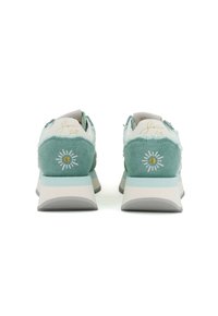 Sneakers in camoscio turchese con tacco in tessuto strutturato e emblema solare bianco. Suola grigio chiaro con design spesso.