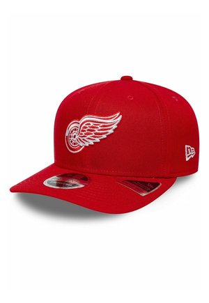 Rote Baseballkappe mit weißem, aufgesticktem Logo eines geflügelten Rads vorne und enger Passform mit gebogenem Schirm.