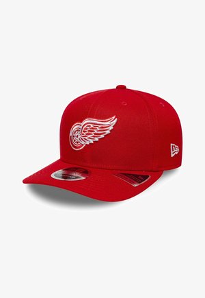 Rote Baseballkappe mit weißem, aufgesticktem Logo eines geflügelten Rads vorne und enger Passform mit gebogenem Schirm.